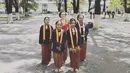 Acara tersebut menjadi semakin istimewa karena Celine mendapatkan gelar kebangsawanan "Kanjeng Raden Mas Ayu." Kehadirannya tak hanya mencuri perhatian dengan balutan busana tradisional, tetapi juga menunjukkan apresiasinya terhadap budaya Jawa yang kental. [Foto: instagram/ Celine Evangelista]