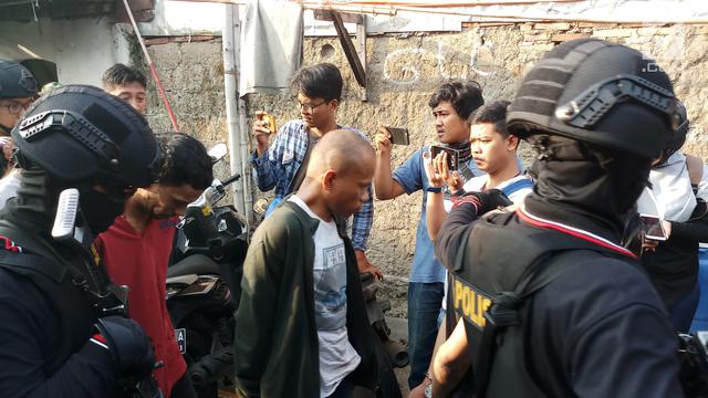 8 Terduga Pelaku Diciduk dalam Penggerebekan Narkoba di Kampung Boncos