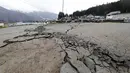 Retakan terjadi pada ruas jalan pasca-gempa 6,8 SR di kota Nagano, Jepang, Sabtu (22/11/2014). (JAPAN OUT AFP PHOTO/Jiji Press)