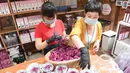 Para staf mengemas kelopak bunga mawar di Wilayah Daixi, Kota Huzhou, Provinsi Zhejiang, China timur (9/6/2020). Wilayah Daixi telah mengembangkan industri kosmetik sejak 2015. (Xinhua/Weng Xinyang)