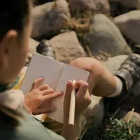 Kegiatan journaling bukan hanya sekadar aktivitas menulis tetapi proses refleksi yang dapat membantu anak menuangkan pengalaman sehari-hari ke dalam bentuk kata atau gambar (Sumber: Pexels.com)