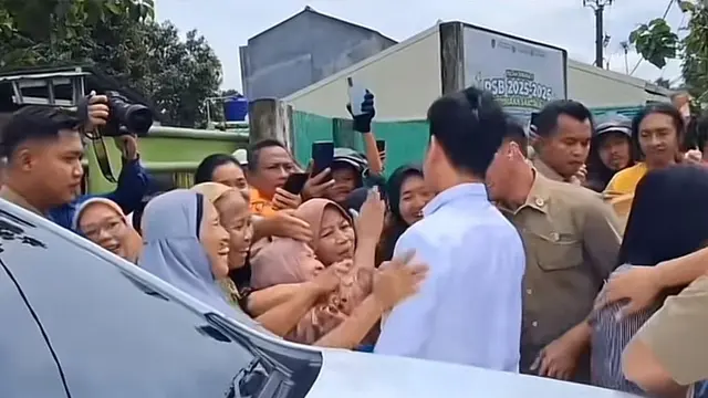 Momen Emak-emak Colek Pipi Gibran Rakabuming Saat Blusukan di Bogor, padahal Sudah Dikawal