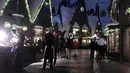 Sejumlah pengunjungi menikmati suasana desa Hogsmead yang bertemakan Natal di Universal Studios Hollywood, Universal City (16/11). Di tempat ini, pengunjung dapat menikmati suasana Natal layaknya di Dunia Penyihir Harry Potter. (AFP Photo/Chris Delmas)