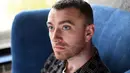 Sam Smith dikabarkan putus dari kekasihnya yakni Brandon Flynn usai 9 bulan bersama. Kepedihan hatinya pun ditumpahkan saat konser di Brooklyn. (HollywoodLife)