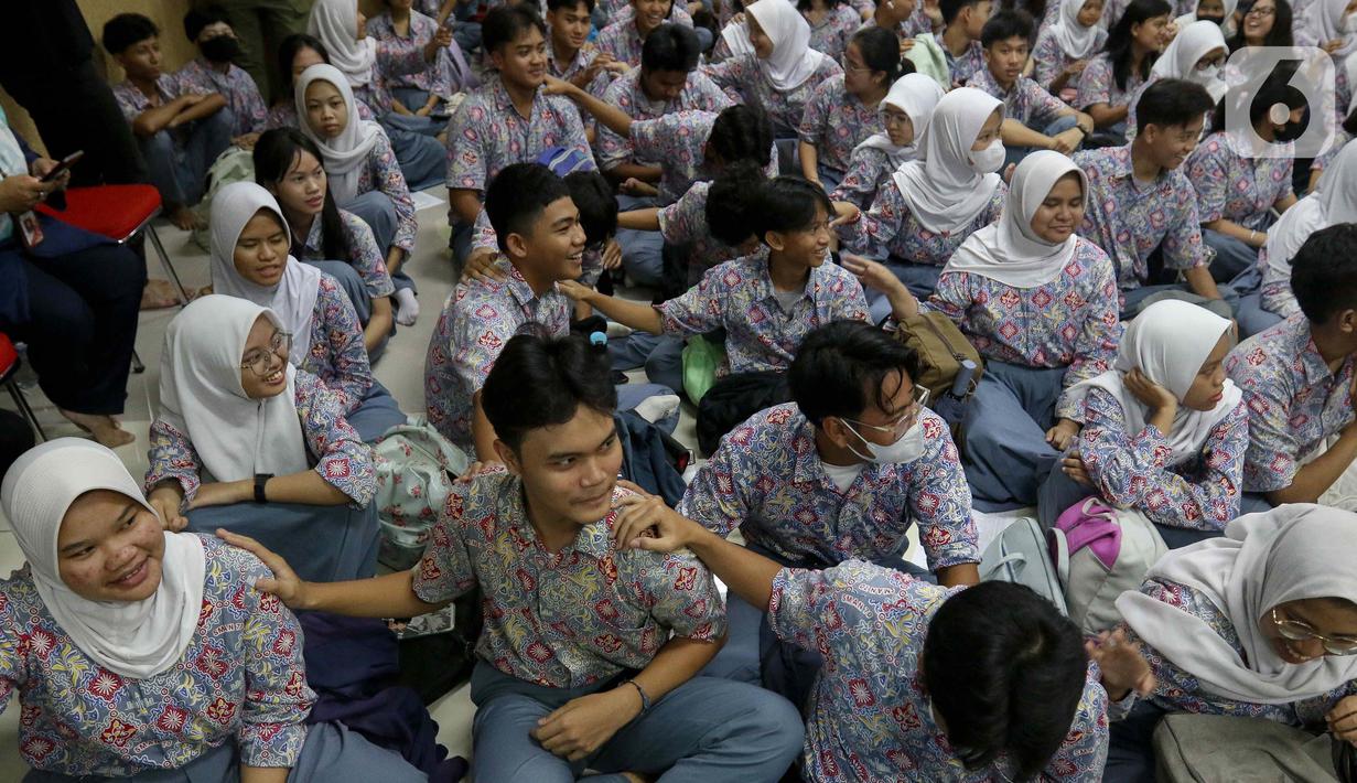Para pelajar Sekolah Menengah Atas (SMA) Negeri 70 Jakarta saat mengikuti sosialisasi pencegahan perundungan, Selasa (27/2/2024). (Liputan6.com/Herman Zakharia)
