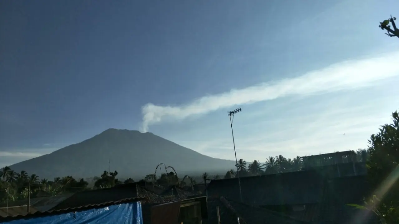 Hari ini, Senin (4/12/2017) Gunung Agung kembali mengeluarkan asap solfotara pada pukul 08.22 Wita.