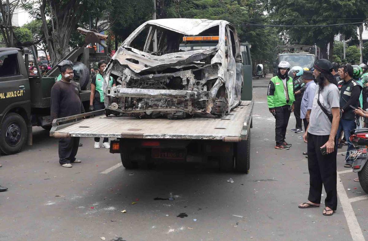 FOTO: Warga Ambil Bangkai Mobil Usai 10 Kendaraan Dibakar di Depan Mako Brimob Kwitang