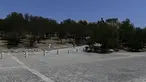 Orang-orang berjalan di bawah Acropolis kuno, di Athena Yunani, Selasa (3/8/2021). Pihak berwenang di Yunani telah menutup Acropolis dan situs kuno lainnya karena gelombang panas yang membakar Mediterania timur terus memburuk. (AP Photo/Michael Varaklas)