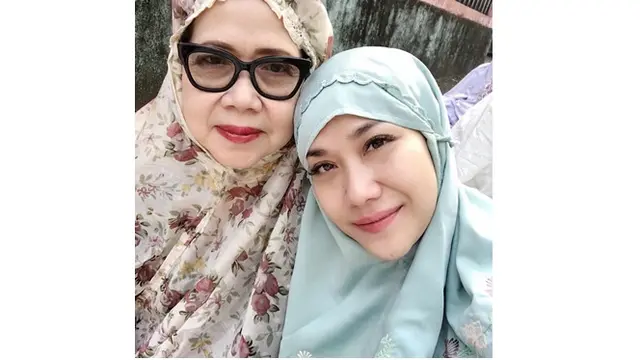 Ibunda BCL ini berprofesi sebagai dokter gigi lho.
