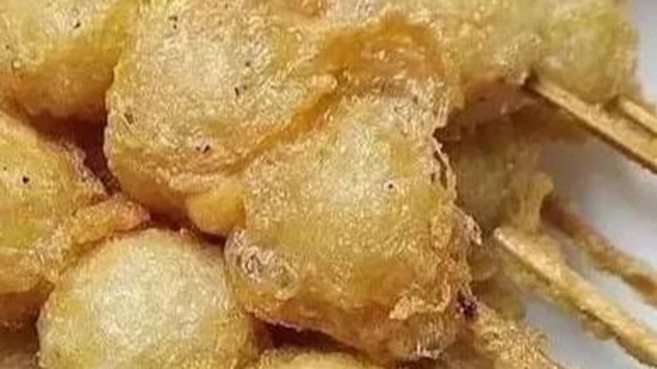 Makanan yang satu ini menjadi favorit banyak orang karena kombinasi rasa gurih dan kenyalnya yang unik. Resep cilor, yang merupakan varian dari cilok, menambahkan sentuhan kreatif dengan menggoreng bola-bola kenyal cilok.