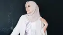 Ayudia Bing Slamet,sejak  memutuskan berhijab beberapa tahun silam semakin pandai bermain busana. Ia juga tampak sering mengenakan celana celana kulot di kesehariannya. Dan begini caranya mix and match dengan kulotnya. (Instagram/ayudiac)