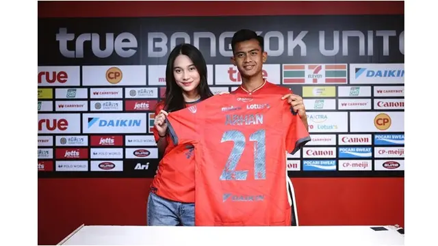 6 Potret Pratama Arhan Gabung Klub Thailand Bangkok United, Didampingi Azizah Salsha