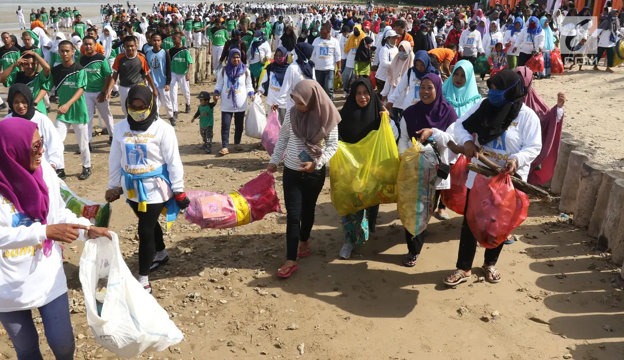 Masyarakat bersama pelajar dan TNI-Polri melakukan bersih-bersih sampah di Pantai Lamaru, Balikpapan, Kalimantan Timur, Selasa (23/7/2019). Pertamina dan Bhayangkari mengajak masyarakat Balikpapan untuk peduli lingkungan agar tidak membuang sampah sembarangan. (Liputan6.com/Angga Yuniar)