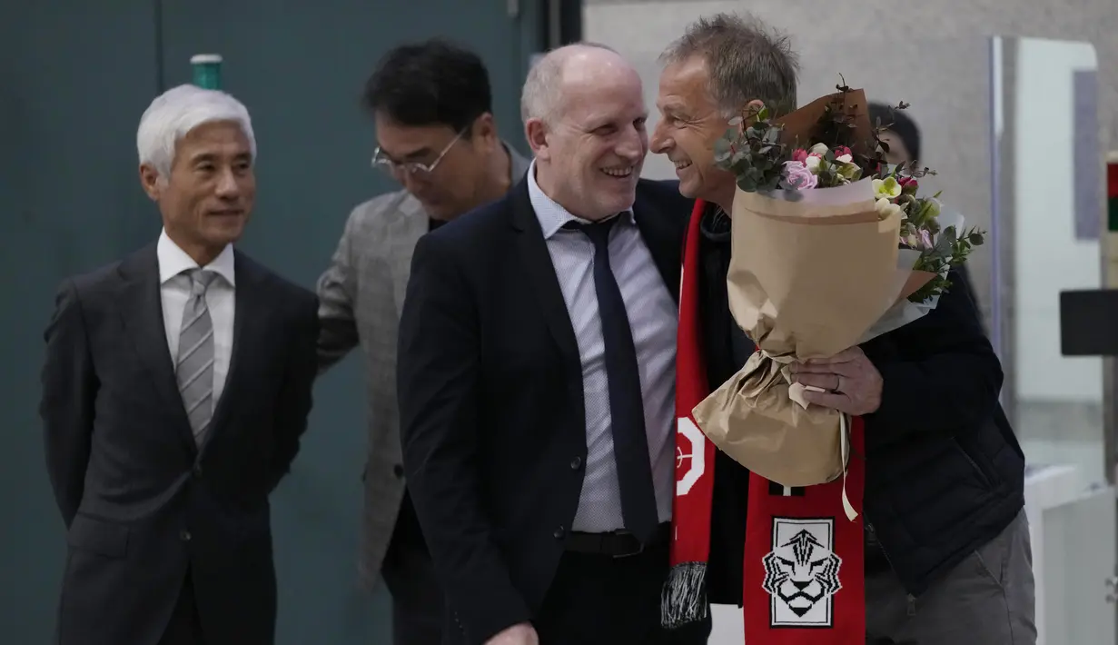 <p>Pelatih Timnas Korea Selatan yang baru, Jurgen Klinsmann menandatangani tanda tangannya untuk para penggemar setibanya di Bandara Internasional Incheon di Incheron, Korea Selatan, Rabu, 8 Maret 2023. Pelatih berusia 58 tahun telah menandatangani kontrak hingga Piala Dunia 2026 dan menggantikan pelatih timnas Korea sebelumnya, Paulo Bento yang dipecat setelah berakhirnya Piala Dunia 2022.(AP Photo/Ahn Young-Joon)</p>