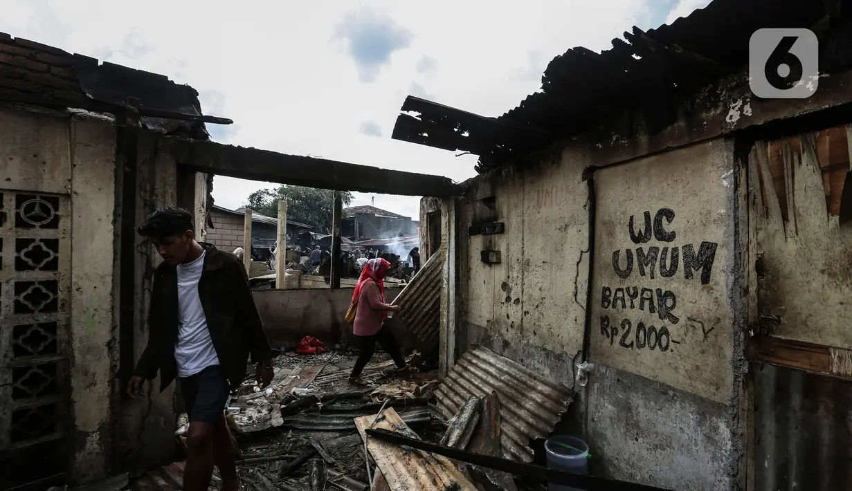 Warga memilah barang pasca terjadi kebakaran di Pasar Ciputat, Tangerang Selatan, Kamis (12/5/2022). Puluhan lapak pedagang di Pasar Ciputat, Kota Tangerang Selatan (Tangsel), Banten terbakar pada Rabu (11/5/2022) sore. Kebakaran diduga terjadi akibat adanya arus pendek atau korsleting listrik. (Liputan6.com/Johan Tallo)