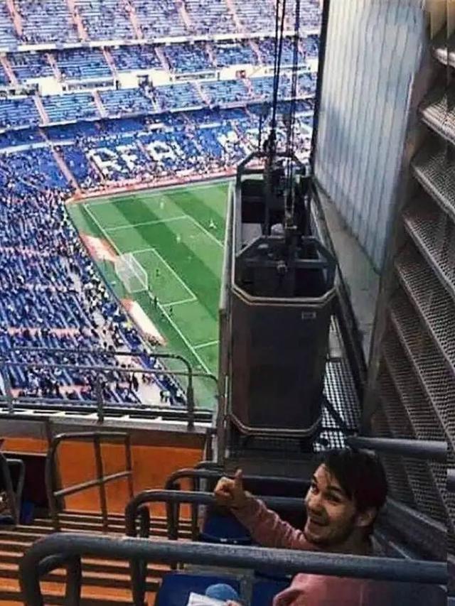 8 Potret Nyeleneh Orang saat Nonton Bola di Stadion Ini Kocak