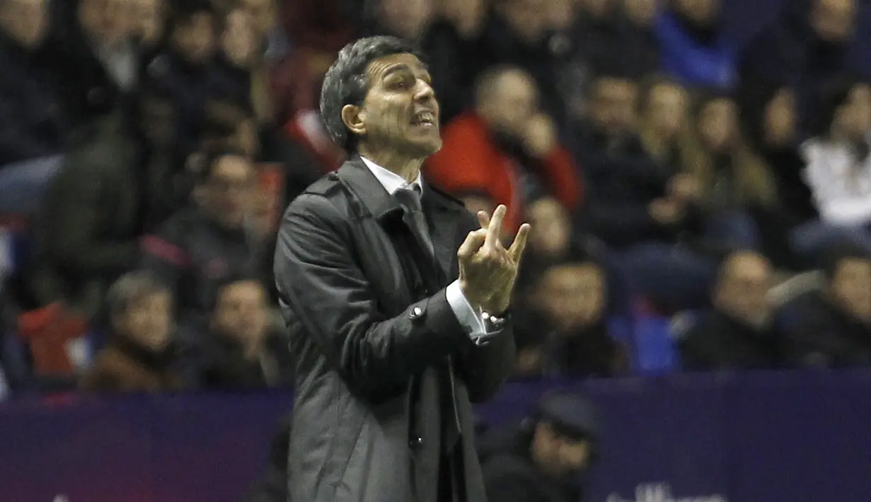 Gaya pelatih Levante, Lopez Muniz memberikan arahan kepada timnya saat melawan Real Madrid pada laga La Liga Santander di Ciutat de Valencia stadium, Valencia, Spanyol, (3/2/2018). Real Madrid bermain imbang 2-2.  (AP/Alberto Saiz)