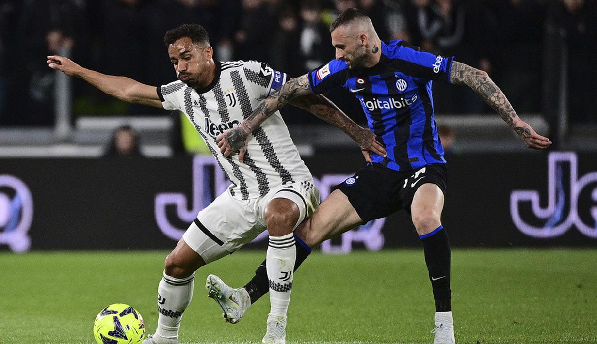 <p>Juventus sempat unggul terlebih dahulu. Namun pada menit-menit akhir Inter Milan mampu menyamakan kedudukan menjadi 1-1. (Marco Alpozzi/LaPresse via AP)</p>