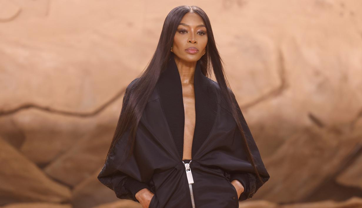 <p>Naomi Campbell mengenakan kreasi untuk koleksi ready-to-wear Off-White Fall/Winter 2023-2024 pada acara Paris Fashion Week, Prancis, Kamis, 2 Maret 2023. Gaya gaunnya menampilkan atasan oversized, dengan garis leher terjun, yang jatuh ke dalam rok maxi. (Vianney Le Caer/Invision/AP)</p>