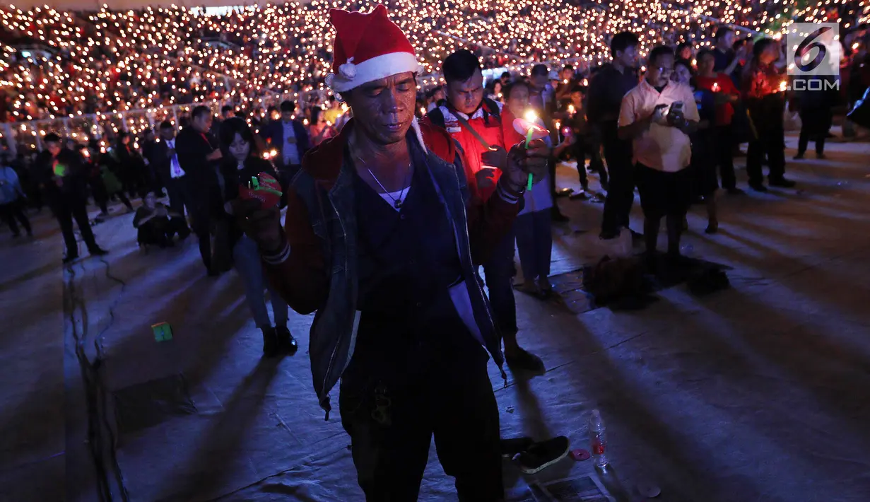 Jemaat menghadiri perayaan Natal Tiberias Indonesia yang ke-17 di Stadion GBK, Senayan, Jakarta, Sabtu (8/12). Perayaan Natal dipimpin perjamuan kudus Pendeta DR. Yesaya Pariadji. (Liputan6.com/Johan Tallo)