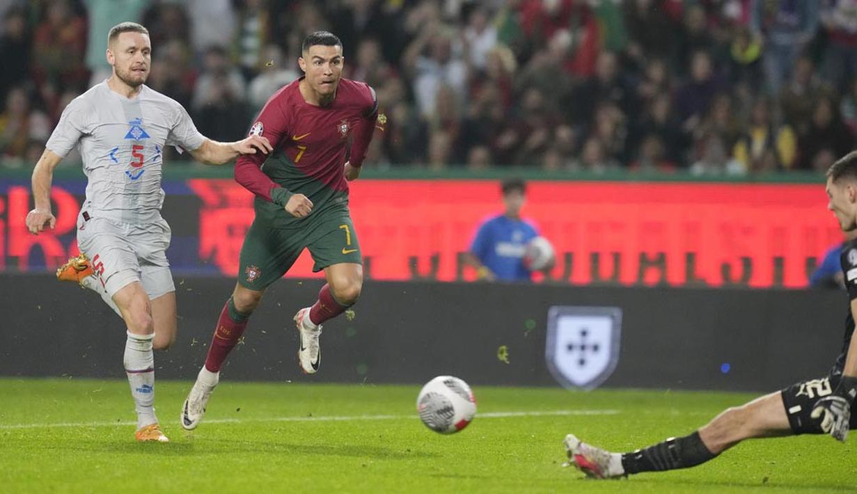 Pemain Portugal, Cristiano Ronaldo, berusaha mencetak gol ke gawang Islandia pada Kualifikasi Euro 2024 di Stadion Alvalade, Senin (20/11/2023). (AP Photo/Armando Franca)