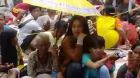 Duduk di antara para pengemis, gadis asal Angke, Jakarta Barat, bernama Retno memakai pakaian rapi dan berkawat gigi. (Liputan6.com/Putu Merta Surya Putra)