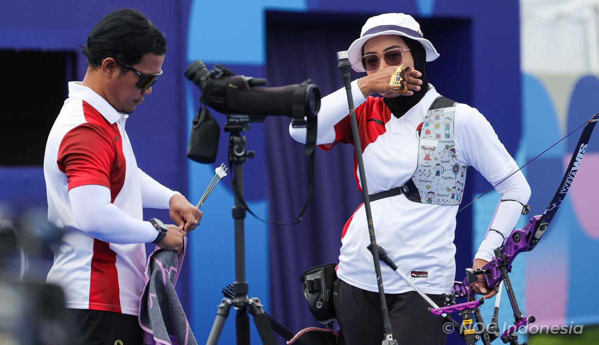 <p>Reaksi sedih dan kecewa ttlet panahan putri Indonesia, Diananda Choirunisa setelah kalah 5-6 dari wakil Prancis, Lisa Barbelin pada babak perempatfinal nomor individual putri cabor panahan Olimpiade Paris 2024 di Les Invalides Arena, Paris, Sabtu (3/8/2024). (Dok.NOC Indonesia/Naif Muhammad Al'as)</p>