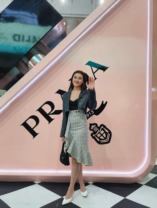 Kali ini, Aaliyah tampil lebih feminin dengan asymmetrical plaid skirt, crop top dan crop blazer serba hitam.