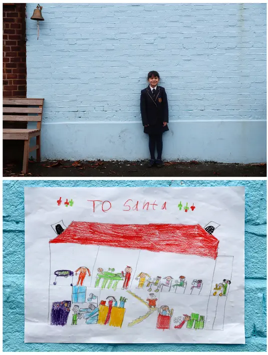 Jasmine Maria (6 Th), berpose usai menggambar tentang hadiah apa yang dia ingin saat Natal dari Santa di Balham, London, Inggris, 24 November 2016. Jasmine ingin sebuah rumah sakit.( REUTERS / Stefan Wermuth)