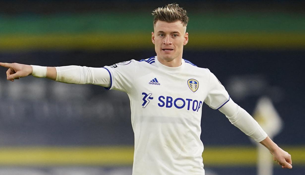Ezgjan Alioski. Bek kiri asal Makedonia Utara ini total 4 musim bersama Leeds United sejak didatangkan dari Lugano pada 2017/2018. Karena menolak perpanjangan kotrak, ia berstatus bebas transfer dan langsung diikat tim kuat Arab Saudi, Al Ahli mulai musim 2021/2022 ini. (AFP/Pool/Jon Super)