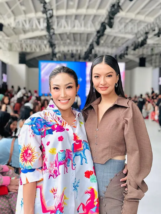 Look pertama, Raline Shah mengenakan outfit dari Natalia Kiantoro bernuansa cokelat abu-abu [@mrsayudewi]