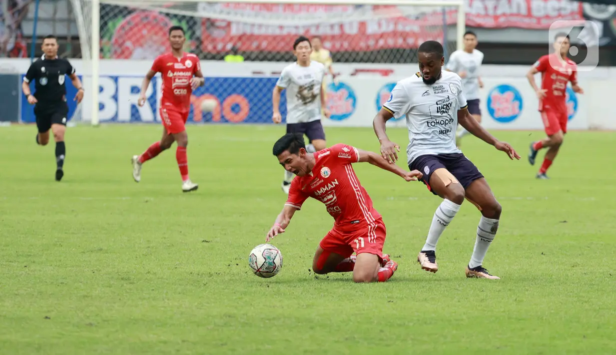 Pemain Rans Nusantara FC, Yanis Mbombo, berusaha melewati pemain Persija Jakarta, Firza Andika, pada pekan ke-22 BRI Liga 1 2022/23 di Stadion Patriot Candrabhaga, Bekasi, Jumat (3/2/2023). Serangan bertubi-tubi Persija ini membuat RANS kewalahan. (Bola.com/M Iqbal Ichsan)