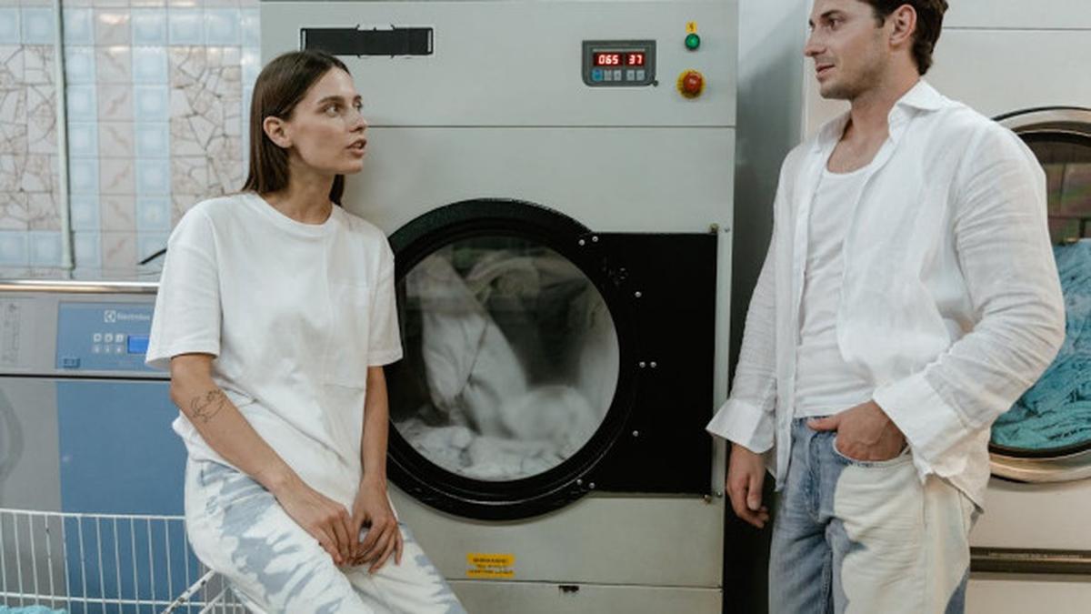 Baju Bau Apek setelah Dicuci Mesin? Ini Cara Mengatasinya agar Tak Terulang