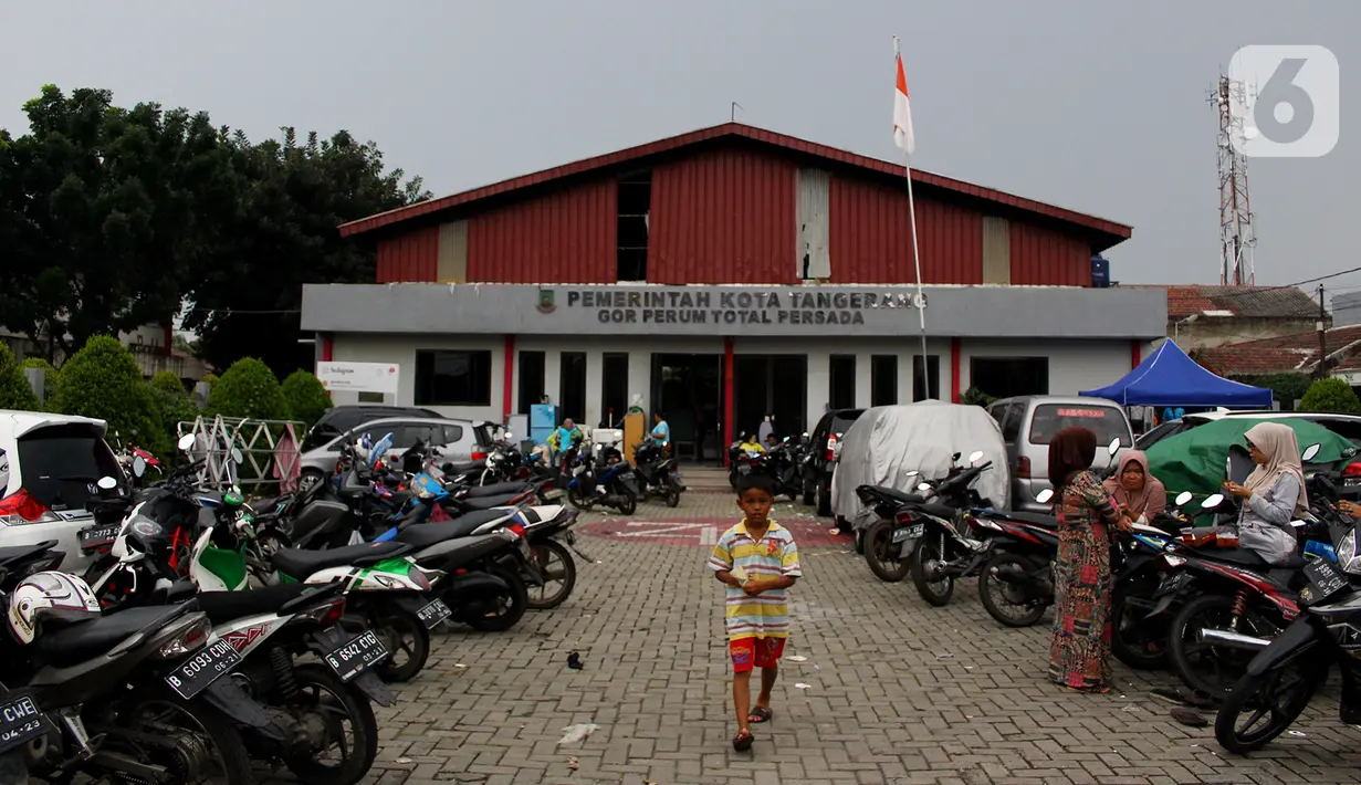 Seorang anak korban banjir bermain di depan Gor Total Persada, Tangerang, Banten, Kamis (6/2/2020).Pengungsi berharap banjir segera surut agar mereka bisa kembali ke rumah masing-masing. (merdeka.com/magang/Muhammad Fayyadh)