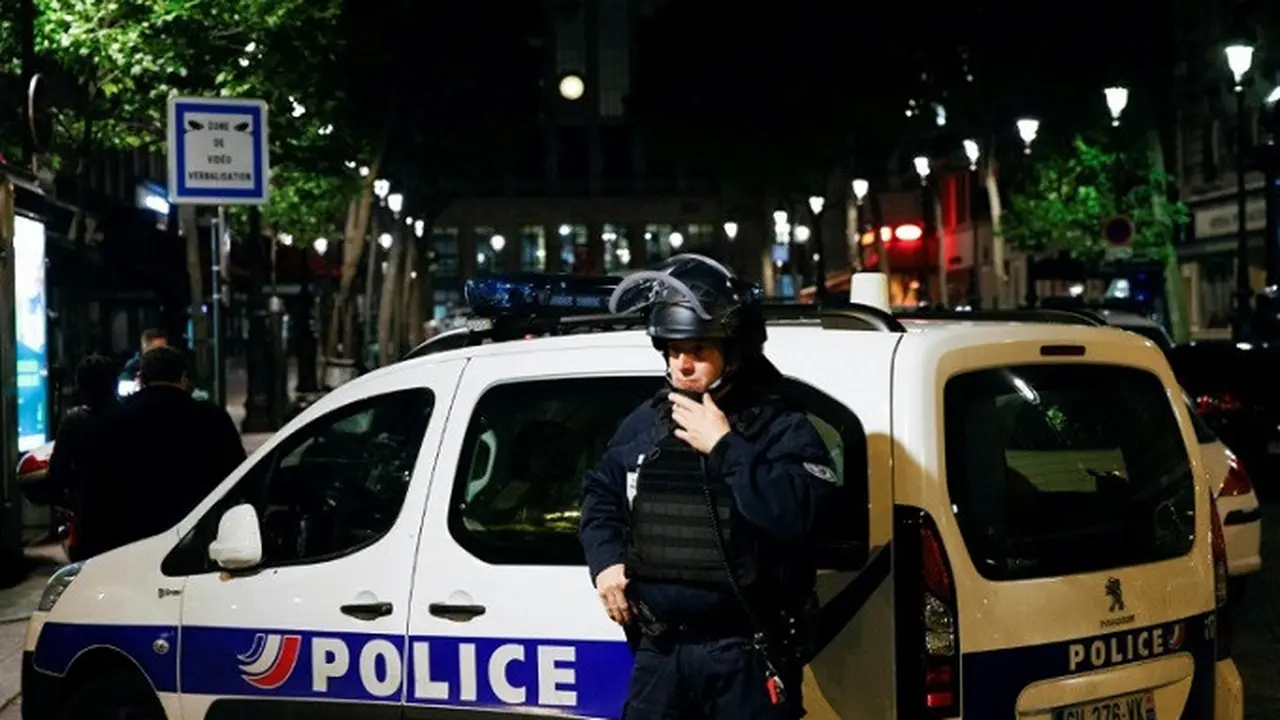 Polisi Prancis berjaga di depan stasiun kota Paris, saat sebuah operasi polisi dilakukan karena peringatan keamanan (AFP)