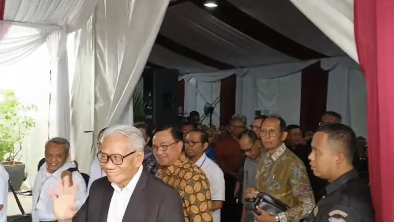 Anggota Dewas KPK Harjono memakai jas hitam berkemeja putih, serta Ketua Harian Kompolnas Benny Mamoto dengan batik coklat mengikuti tes tertulis untuk calon Dewas KPK