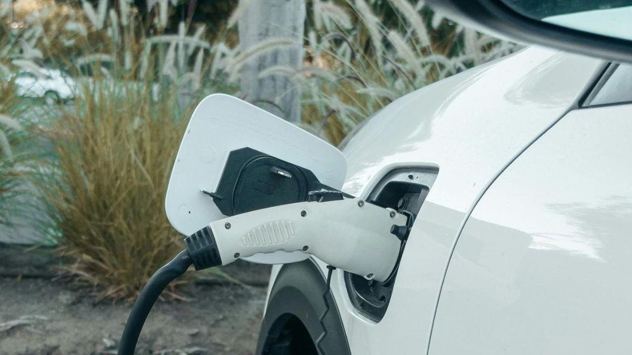 Baterai menyimpan energi dengan menciptakan aliran elektron yang berpindah dari ujung positif baterai (katoda) ke ujung negatif (anoda).