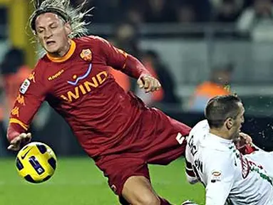 Bek Juventus Giorgio Chiellini menjegal bek AS Roma Philippe Mexes pada laga Serie A di Stadio Olimpico Grande, Turin, 13 November 2010. AFP PHOTO/Filippo MONTEFORTE