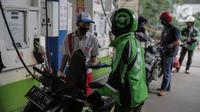 Pengemudi ojek darling mengisi bahan bakar di SPBU Cikini, Jakarta Pusat, Selasa (14/4/2020). PT. Pertamina memberikan bantuan cashback 50% kepada ojek darling hingga 12 Juli 2020 demi mereda pandemi virus corona. (Liputan6.com/Faizal Fanani)
