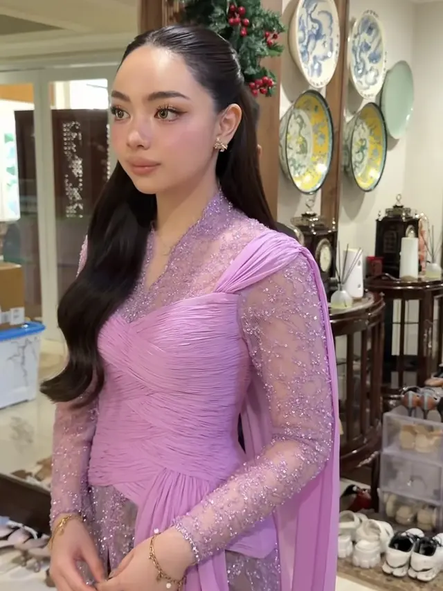 Putri Airlangga Hartanto dan Yanti Airlangga saat wisuda. [@ivanatan]