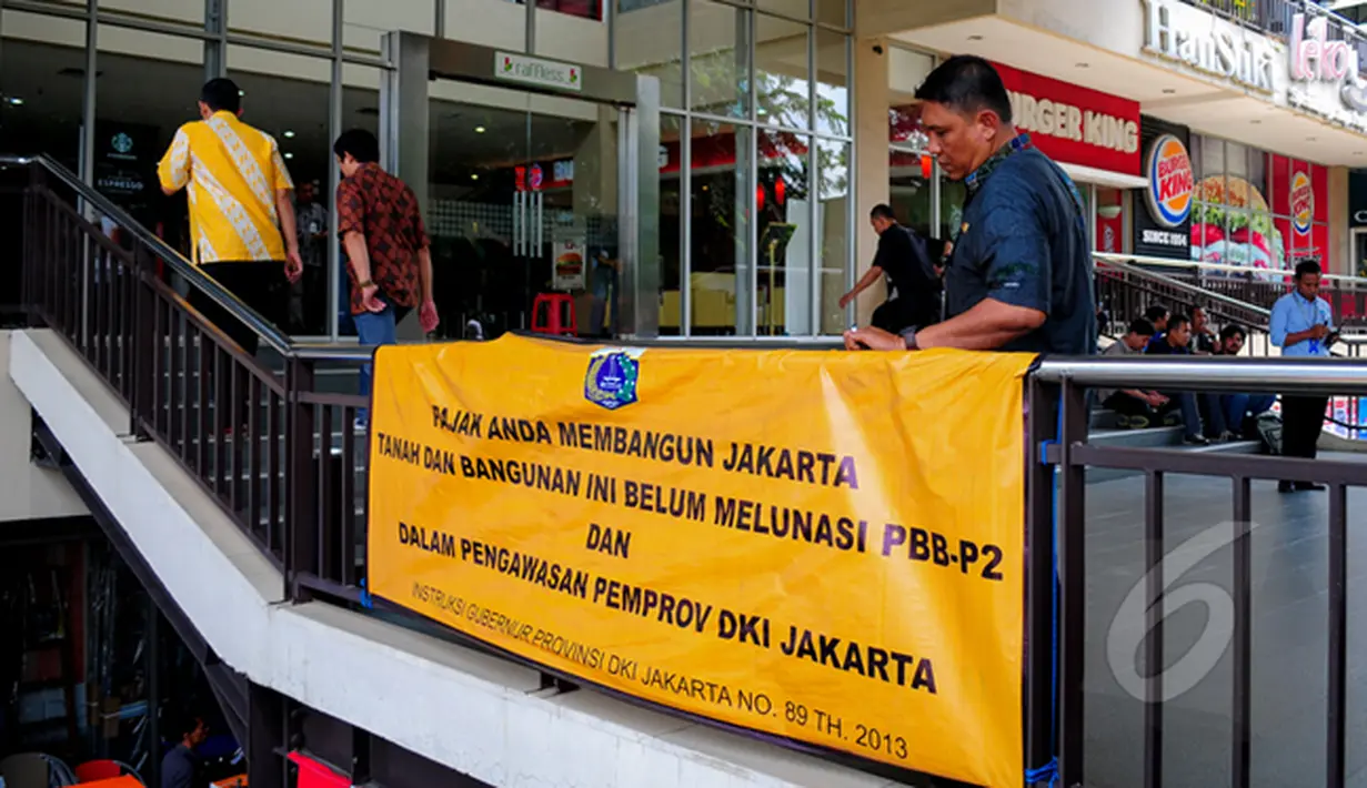 Dinas P2B Tata Kota kembali melakukan penyegelan terhadap Mal Tebet Green terkait sertifikat Surat Layak Fungsi (SLF), Jakarta, Kamis (5/3/2015). Penyegelan ini merupakan peringatan ketiga untuk mal Tebet Green. (Liputan6.com/Yoppy Renato)