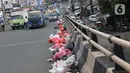 Kantong plastik berisi sampah tergeletak di jalan layang Jalan Raya Bogor, Kabupaten Bogor, Senin (1/6/2020). Minimnya lokasi penampungan sampah semenatara dan kesadaran warga untuk membuang sampah pada tempatnya menjadikan area ini kerap dipenuhi timbunan sampah. (Liputan6.com/Helmi Fihtriansyah)