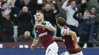 Gelandang West Ham United, Marko Arnautovic, melakukan selebrasi usai mencetak gol ke gawang Chelsea pada laga Premier League di Stadion London, Sabtu (10/12/2017). Chelsea Takluk 0-1 dari West Ham United. (AFP/Ian Kington)
