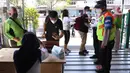 Calon penumpang mengantre saat pemeriksaan dokumen Surat Tanda Registrasi Pekerja (STRP) di Stasiun Tangerang, Banten, Senin (12/7/2021). Kementerian Perhubungan mengeluarkan aturan soal kewajiban membawa STRP dan/atau surat tugas bagi pengguna KRL. (Liputan6.com/Angga Yuniar)