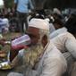 Orang-orang berbuka puasa selama bulan suci Ramadhan di pinggir jalan, di Islamabad, Pakistan, Selasa, 5 April 2022. Umat Muslim di seluruh dunia menjalankan Ramadhan, di mana mereka menahan diri dari makan, minum, merokok dan seks dari fajar hingga senja. (AP Photo/Rahmat Gul)