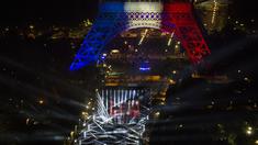 Suasana kemeriahan acara Champs de Mars yang digelar untuk menyambut Piala Eropa 2016 di Paris fan zone, belakang Menara Eiffel, Prancis, Jumat (10/6/2016). (AFP/Geoffroy Van Der Hasselt)