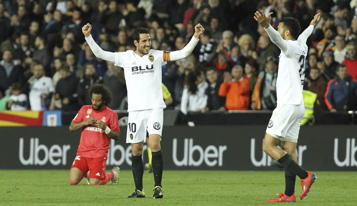 Para pemain Valencia merayakan kemenangan atas Real Madrid pada laga La Liga 2019 di Stadion Mestalla, Rabu (3/4). Valencia menang 2-1 atas Real Madrid. (AP/Alberto Saiz)