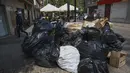 Tumpukan sampah terlihat di Santiago (14/11/2019). Demo yang semakin keras juga disertai aksi mogok nasional termasuk petugas sampah di negara kaya minyak di Amerika Selatan tersebut.  (AFP/Javier Torres)