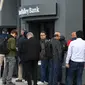Orang-orang berbaris di luar kantor Silicon Valley Bank di Santa Clara, California, Senin (13/3/2023). Perusahaan perbankan ini mengalami krisis pada Jumat (11/3/2023), sehingga terjadi kebangkrutan yang dialami SVB dan salah satunya karena krisis modal. (Justin Sullivan/Getty Images/AFP)