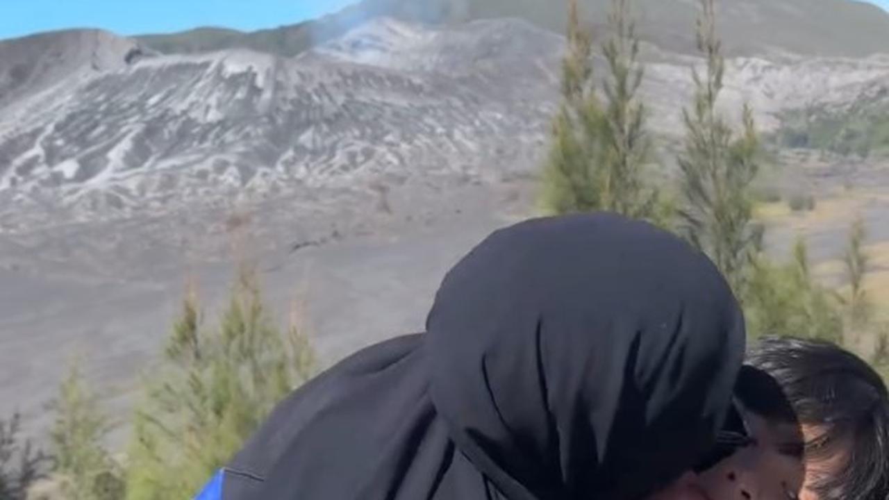 6 Potret Liburan Ahmad Dhani, Mulan Jameela dan Anak di Bromo, Kompak!